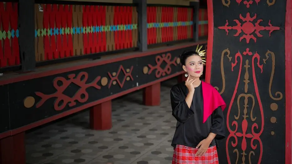 Seorang perempuan memadu batik dengan celana jeans di pasar tradisional